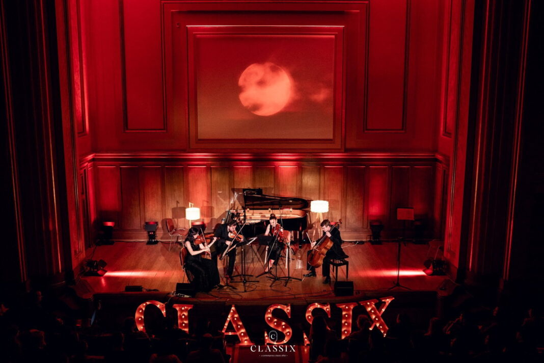 Ansamblu pe scena festivalului Classix de la Iași, organizatorul Classix Lab
